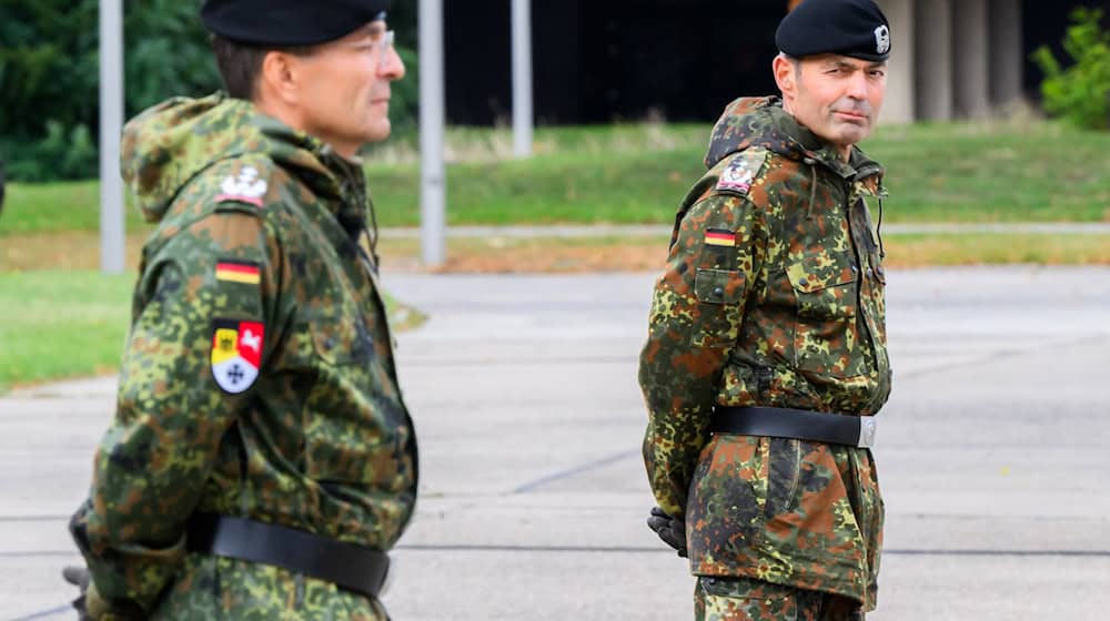 Oberst Frank Wachter (r) ist neuer Kommandeur des Landeskommandos der Bundeswehr in Niedersachsen.  / Foto: Julian Stratenschulte/dpa
