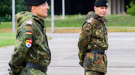 Oberst Frank Wachter (r) ist neuer Kommandeur des Landeskommandos der Bundeswehr in Niedersachsen.  / Foto: Julian Stratenschulte/dpa