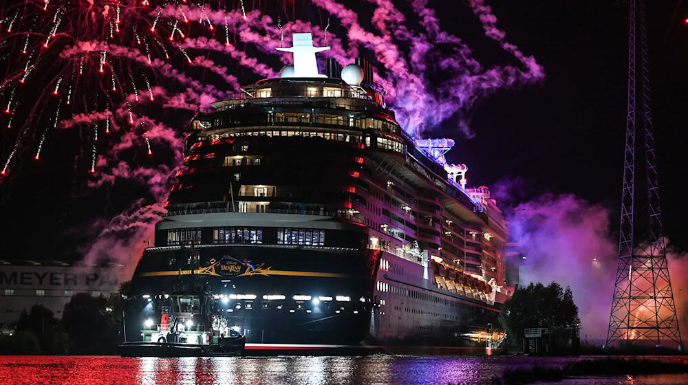 Hunderte Schaulustige bestaunten das Spektakel in Papenburg. / Foto: Lars Penning/dpa