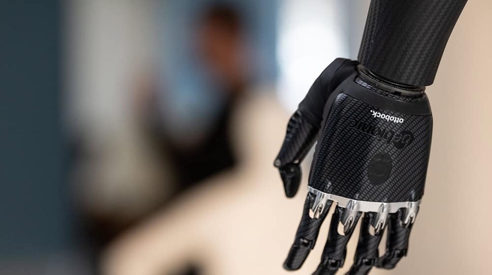 Handprothese im Showroom von Ottobock in Duderstadt. Der Orthopädietechnikhersteller geht an die Börse. / Foto: Swen Pförtner/dpa