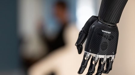Handprothese im Showroom von Ottobock in Duderstadt. Der Orthopädietechnikhersteller geht an die Börse. / Foto: Swen Pförtner/dpa