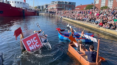 Zur 14. Papierboot-Regatta in Wilhelmshaven sind sieben Teams angetreten, Hunderte Schaulustige verfolgten das Spektakel.  / Foto: Tom Rakow/dpa