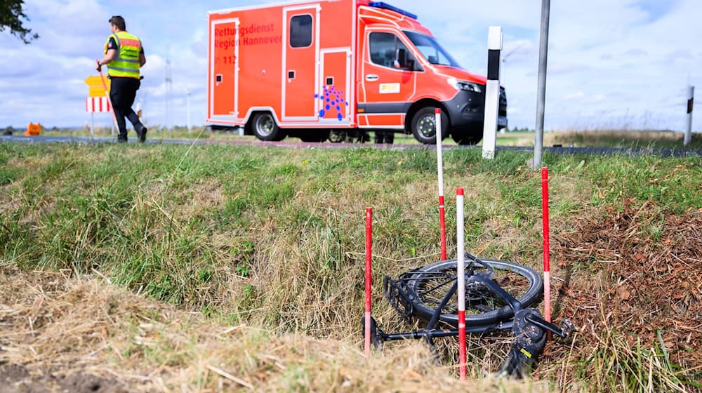Bei einem Unfall auf der Kreisstraße 204 in der Region Hannover sind zwei Menschen schwer verletzt worden.  / Foto: Julian Stratenschulte/dpa