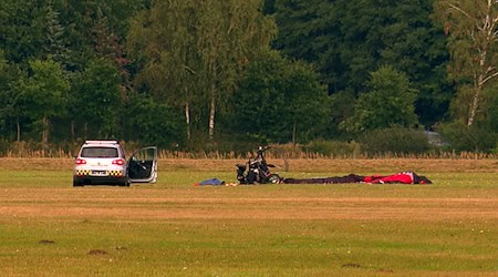 Der Pilot verstarb noch an der Unfallstelle. / Foto: René Schröder/News5/dpa