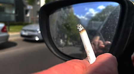 Der Bundesrat unternimmt einen neuen Anlauf für ein Rauchverbot im Auto in Anwesenheit von Kindern. (Symbolbild) / Foto: Paul Zinken/dpa
