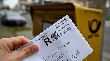 Die Deutsche Post muss künftig deutlich darauf hinweisen, dass bei gewöhnlichen Einschreiben die Haftung auf 25 Euro begrenzt ist. (Symbolbild) / Foto: Wolf von Dewitz/dpa