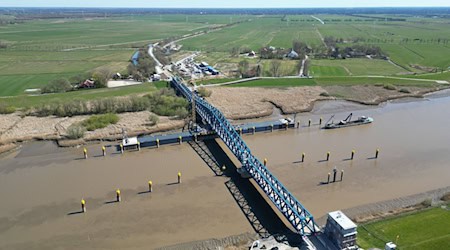 Die neue Friesenbrücke wird für Radfahrer und Fußgänger geöffnet – Züge können das Bauwerk bislang noch nicht passieren. (Archivbild) / Foto: Lars Penning/dpa