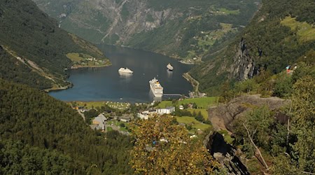 Ein Kreuzfahrtschiff liegt im Geirangerfjord im Südwesten Norwegens. Der Fjord gehört zum Weltnaturerbe. (Archivbild)  / Foto: Sigrid Harms/dpa