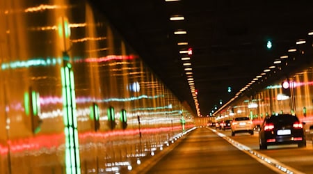 Die Fahrgäste des Busses mussten im Elbtunnel in einen andern Bus umsteigen. (Symbolfoto) / Foto: Christian Charisius/dpa
