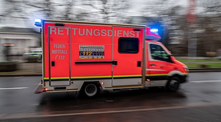 Zehn Menschen wurden in einer Schule durch den Einsatz von Reizgas verletzt. (Symbolbild) / Foto: Fabian Strauch/dpa