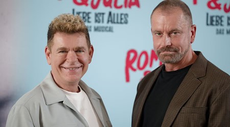 Das Musical  «Romeo & Julia – Liebe ist alles» von Peter Plate (links) und Ulf Leo Sommer geht bald auf Tournee. / Foto: Henning Kaiser/dpa