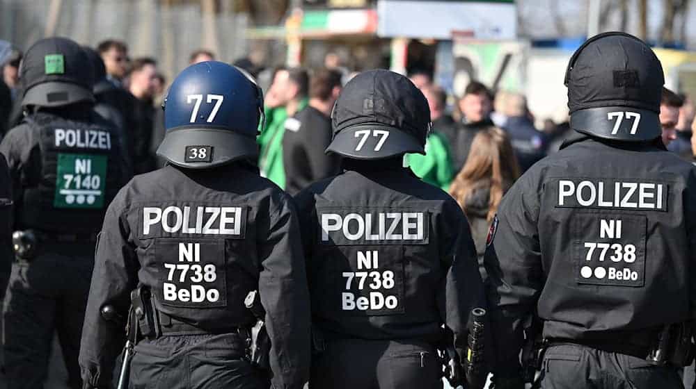 Bereits heute kommen bei der Polizei in spezialisierten Einheiten individuelle taktische Kennzeichnungen zum Einsatz. (Symbolbild) / Foto: Swen Pförtner/dpa