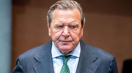 Ex-Kanzler Gerhard Schröder soll per Video-Zuschaltung dem Sonderausschuss des Landtags zur Klimastiftung MV Rede und Antwort stehen. (Archivbild) / Foto: Kay Nietfeld/dpa