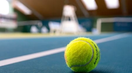 In der Umkleidekabine einer Tennishalle in Friesland haben sich zwei Senioren so mit Fäusten geschlagen, dass die Polizei anrückte. (Symbolbild) / Foto: Sven Hoppe/dpa