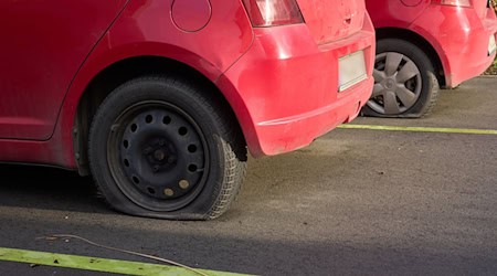 Unbekannte haben in den vergangenen Nächten an mehr als 260 Autos Reifen zerstochen. (Symbolbild) / Foto: Thomas Frey/dpa