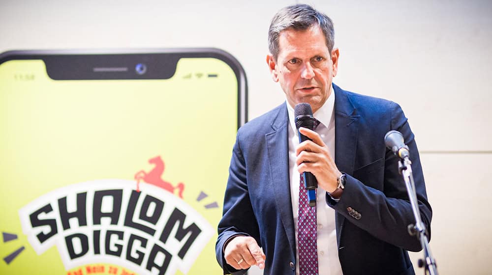 Niedersachsens Ministerpräsident Olaf Lies unterstützt die Kampagne, die sich vor allem an junge Leute richtet. / Foto: Moritz Frankenberg/dpa