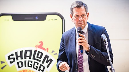 Niedersachsens Ministerpräsident Olaf Lies unterstützt die Kampagne, die sich vor allem an junge Leute richtet. / Foto: Moritz Frankenberg/dpa