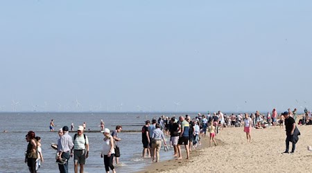 Sonnenschein und sommerliche Temperaturen haben viele Menschen an den Strand in Cuxhaven-Duhnen gelockt. / Foto: Christian Butt/dpa