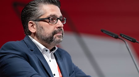 Bremens SPD-Fraktionschef Mustafa Güngör spricht sich für eine Machbarkeitsstudie für eine Seilbahn aus. (Archivbild) / Foto: Izabela Mittwollen/dpa