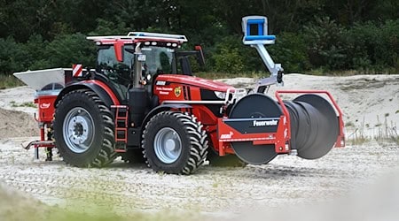 Der Feuerwehr-Trecker wird von der Wehr in Wiesmoor im Rahmen eines Forschungs- und Entwicklungsprojektes getestet.  / Foto: Lars Penning/dpa