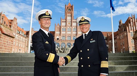 Vizeadmiral Frank Martin Lenski (rechts) und Konteradmiral Axel Deertz. Die Flotte hat einen neuen Befehlshaber. / Foto: Frank Molter/dpa
