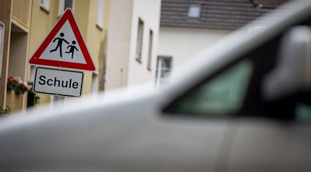 Elterntaxis sorgen im direkten Umfeld von Schulen immer wieder für problematische Verkehrssituationen. (Symbolbild) / Foto: Christoph Reichwein/dpa