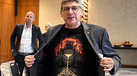 «Stahlkind» ist auf einem IG Metall-T-Shirt zu lesen, das der Verhandlungsführer der Gewerkschaft, Knut Giesler, zum Auftakt der Tarifverhandlungen trägt. / Foto: Federico Gambarini/dpa
