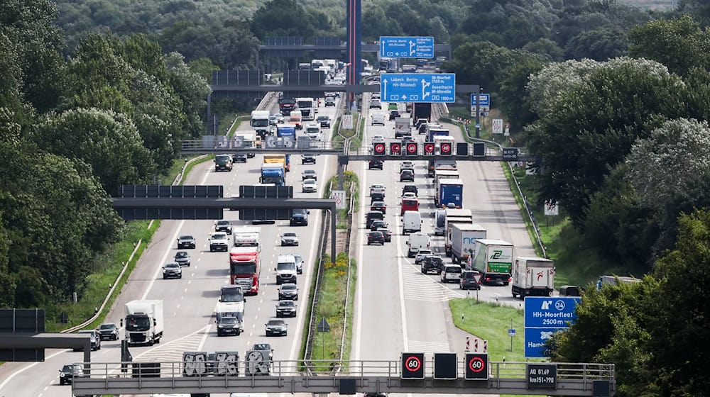 Die A1 in Hamburg ist noch bis Montagmorgen sowohl in Richtung Lübeck/Berlin als auch Bremen/Hannover voll gesperrt. (Archivbild) / Foto: Christian Charisius/dpa