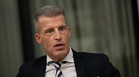 Schriftsteller Benjamin von Stuckrad-Barre bezeichnet die Literaturbranche als «notorisch verklemmt» und von «Langweilern und Bedeutungshubern» geprägt. (Archivbild) / Foto: Sebastian Gollnow/dpa