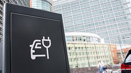 Eine Studie sieht die europäische Autoindustrie auf gutem Weg zu mehr Elektromobilität und warnt vor den Auswirkungen durch Verzögerungen. (Archivbild)   / Foto: Alicia Windzio/dpa