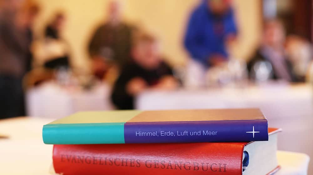 Die Mitglieder der Synode der Nordkirche haben am ersten Sitzungstag unter anderem über ein Schutzkonzept für die Synode diskutiert. Darin geht es um den Umgang mit Übergriffen innerhalb des Gremiums. / Foto: Danny Gohlke/dpa
