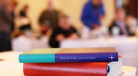 Die Mitglieder der Synode der Nordkirche haben am ersten Sitzungstag unter anderem über ein Schutzkonzept für die Synode diskutiert. Darin geht es um den Umgang mit Übergriffen innerhalb des Gremiums. / Foto: Danny Gohlke/dpa