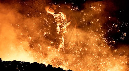 In der angeschlagenen Stahlindustrie beginnen am Dienstag die Tarifverhandlungen. (Archivbild) / Foto: Hauke-Christian Dittrich/dpa