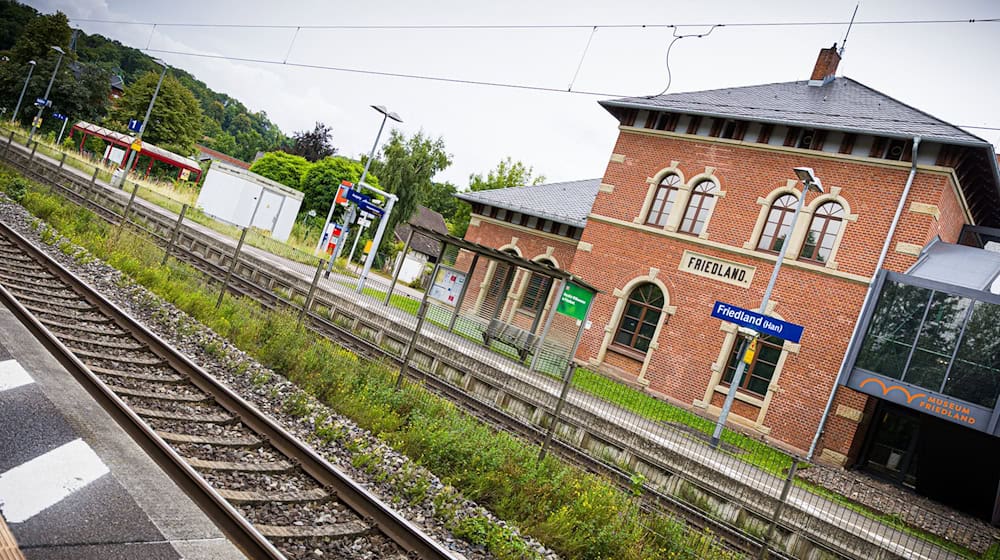 Am Bahnhof Friedland ist eine 16-Jährige mutmaßlich in den Tod gestoßen worden. (Archivbild) / Foto: Moritz Frankenberg/dpa