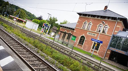Am Bahnhof Friedland ist eine 16-Jährige mutmaßlich in den Tod gestoßen worden. (Archivbild) / Foto: Moritz Frankenberg/dpa