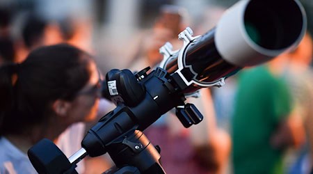 Manche beobachten die Mondfinsternis mit einem Teleskop. (Symbolbild) / Foto: Uwe Anspach/dpa