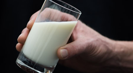 Gesundheitsgefährdende Stoffe sind in einer Milch entdeckt worden. (Symbolbild) / Foto: Lukas Schulze/dpa