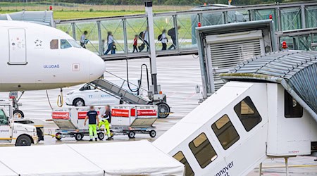 Trotz Stopp des Aufnahmeprogramms durften erneut einige Afghanen nach Deutschland ausreisen. / Foto: Moritz Frankenberg/dpa