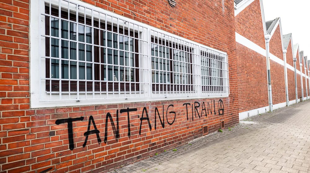 Nach einer Sprüh-Attacke auf das Indonesische Honorarkonsulat in Bremen ermittelt der Staatsschutz der Polizei. / Foto: Sina Schuldt/dpa