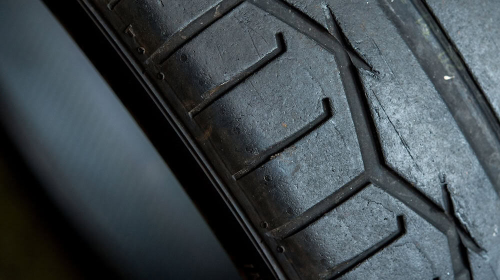 Nachts haben Unbekannte in Bremen die Reifen von mehr als 80 Fahrzeugen zerstochen. (Symbolbild) / Foto: Hauke-Christian Dittrich/dpa