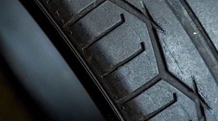 Nachts haben Unbekannte in Bremen die Reifen von mehr als 80 Fahrzeugen zerstochen. (Symbolbild) / Foto: Hauke-Christian Dittrich/dpa