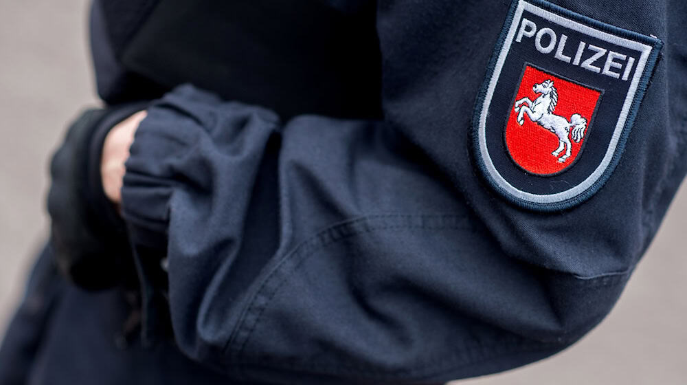 Sechs Polizisten wurden im Zusammenhang mit dem Chat aus dem Dienst genommen. (Archivbild) / Foto: Hauke-Christian Dittrich/dpa