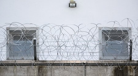 Zwei Männer im Alter von 19 und 34 Jahren sollen einen Sprengstoffanschlag geplant haben. Sie sitzen weiter in Untersuchungshaft. (Symbolbild) / Foto: Mohssen Assanimoghaddam/dpa