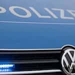 Mit angelegter Schutzweste und einem echt aussehenden Maschinengewehr ist ein Autofahrer durch die Rotenburger Innenstadt gefahren. (Symbolbild) / Foto: Lino Mirgeler/dpa