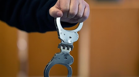 Ein 46-Jähriger soll seinen Sohn beauftragt haben, seine Schwester zu töten. Nun sitzt er in U-Haft. (Symbolbild) / Foto: Soeren Stache/dpa