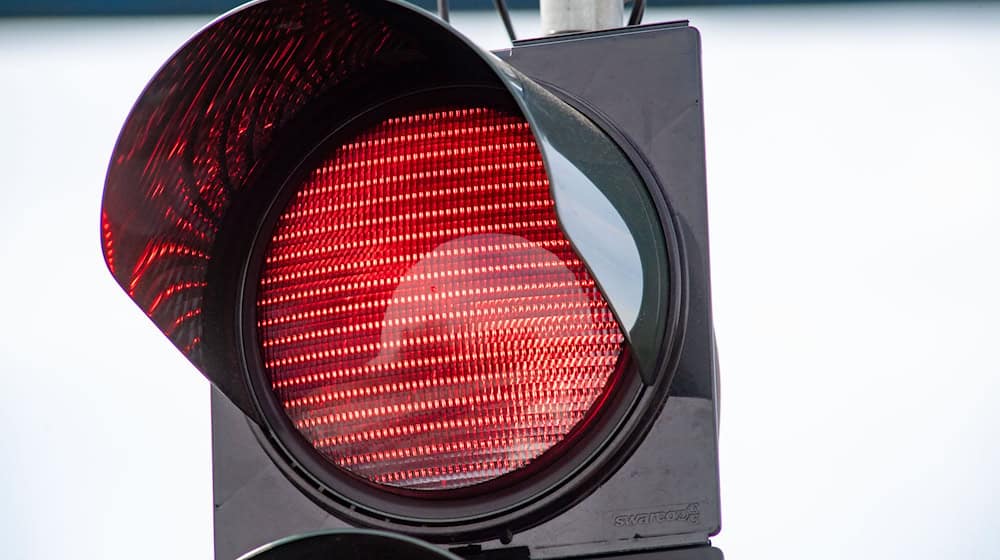 Möglicherweise war die Autofahrerin von der tiefstehenden Sonne geblendet. (Symbolbild) / Foto: Stefan Sauer/dpa