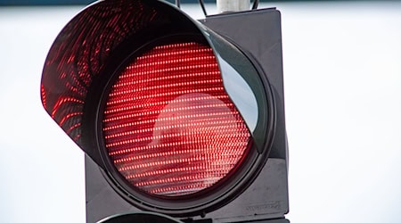 Möglicherweise war die Autofahrerin von der tiefstehenden Sonne geblendet. (Symbolbild) / Foto: Stefan Sauer/dpa
