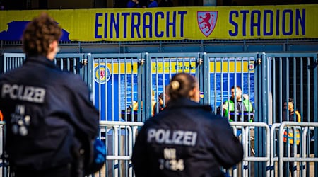 Polizei-Einsatz beim Zweitliga-Derby zwischen Braunschweig und Hannover. / Foto: Moritz Frankenberg/dpa