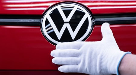 VW will einen großen Teil der benötigten Batteriezellen für Elektroautos selbst fertigen, um sich nicht von Zulieferern abhängig zu machen. (Symbolbild) / Foto: Sebastian Kahnert/dpa