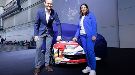 E-Auto im Polo-Format: Markenchef Thomas Schäfer und Betriebsratsvorsitzende Daniela Cavallo geben einen ersten Ausblick auf das Modell. (Handout-Foto) / Foto: Roland Niepaul/Volkswagen AG/dpa